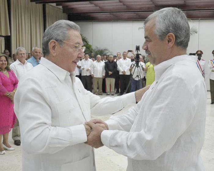 Honras para o trabalho que enaltece