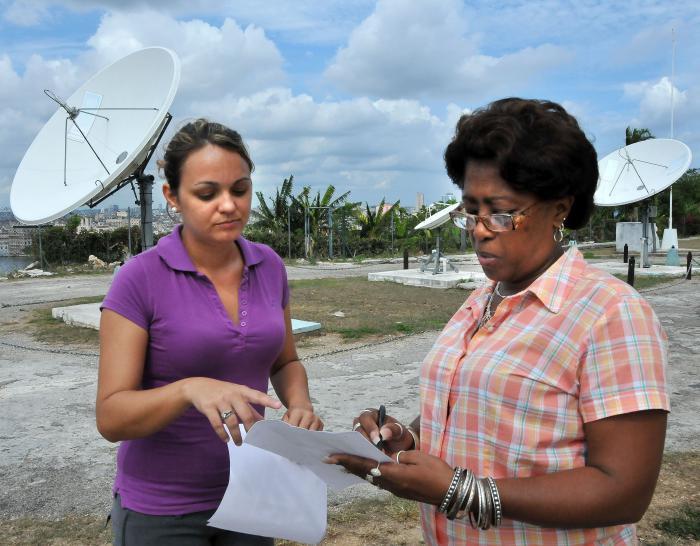 A doutora Cecilia Fonseca Rivera (direita) e a licenciada Marieta Hernández Sosa preveem para a atual temporada de chuvas volumes próximos ou superiores à norma. 