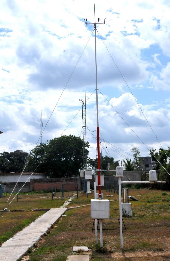Na imagem a estação meteorologia localizada em Casa Branca com seus instrumentos para medir a temperatura, evaporação, precipitação, vento e radiação solar. Cada 60 minutos, durante as 24 horas do dia, medem-se os parâmetros que se podem obter com estas ferramentas. 