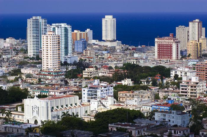 O bairro do Vedado se distingue por ter altos prédios e uma agitada vida recreativa e cultural. Seu máximo esplendor foi a inícios do século 20. 