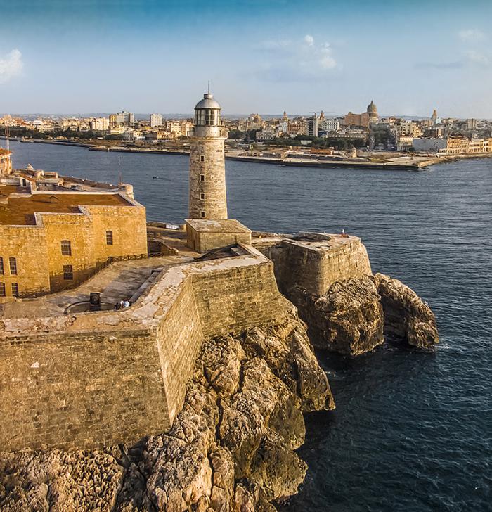 O Castelo dos Três Reis Mágicos do Morro é uma das edificações mais antigas e melhor conservadas das Américas. Incorporaram-lhe o farol durante o século 19.