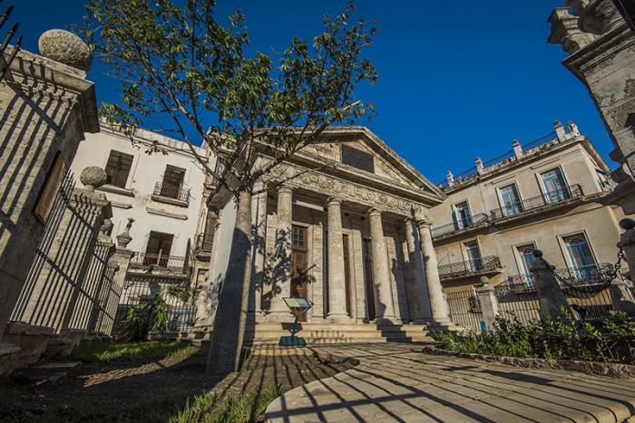 O Templete foi erguido no século 19, no lugar onde foi realizada a primeira missa de fundação da Vila de São Cristóvão de Havana.