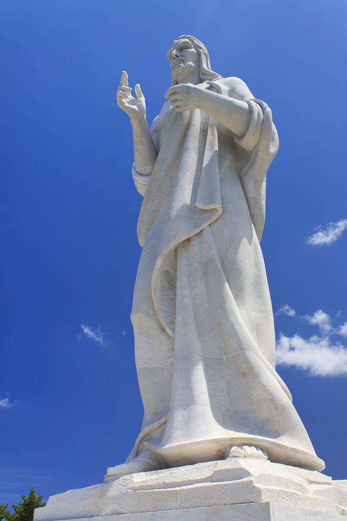 O Cristo de Havana, escultura da artista Gilma Madera, oferece as boas-vindas ao visitante e abençoa a cidade.