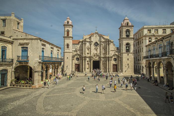 A Praça da Catedral é considerada o mais harmônico dos conjuntos arquitetônicos de Havana. 