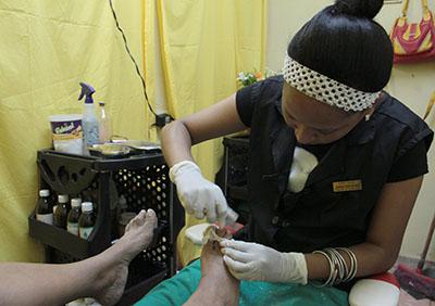 O serviço de podologia é uma das maiores atrações da pequena empresa, que é assessorada pelo Ministério do Comércio Interior.