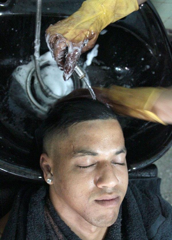 O jovem Daniel Valdés é um dos muitos homens que assistem a Ilusión, com o objetivo de melhorar seu aspecto físico. 