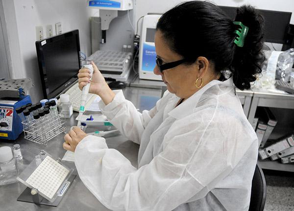 Teste microbiológico para o controle da qualidade dos produtos elaborados no Centro de Imunologia Molecular.