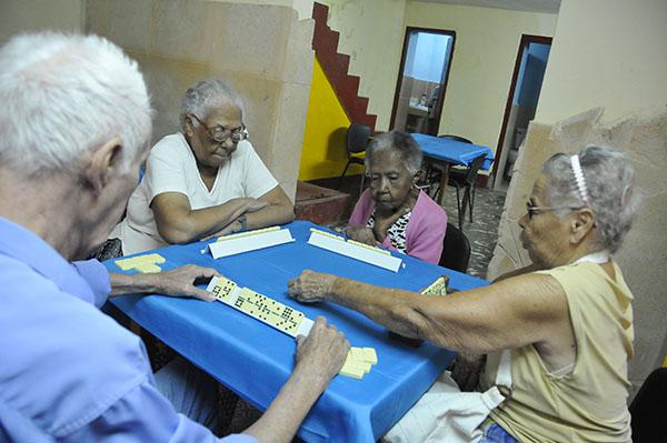 Na instalação, os avós têm à sua disposição televisão e rádio, jogos de mesa. Guiados pela especialista em terapia ocupacional executam jogos didáticos para exercitar suas capacidades intelectuais. Também os ensinam a confeccionar uma receita de cozinha.