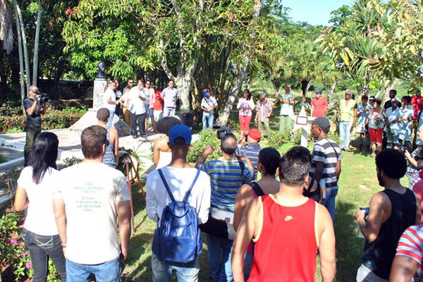 As brigadas se iniciam com uma homenagem ao líder estudiantil Julio Antonio Mella e a explicação do lugar com suas características naturais.