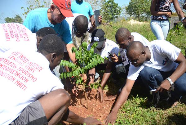 A plantação da árvore da amizade na floresta dedicada a José Martí, uma das atividades iniciais das brigadas de solidariedade.