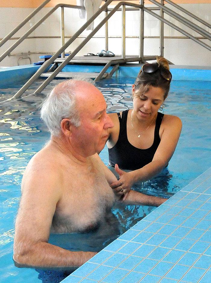 O espanhol Juan Sánchez Rodríguez se recupera de uma hemiplexia com hidroterapia, medicina natural e tradicional, foniatria, logopedia e terapia ocupacional.