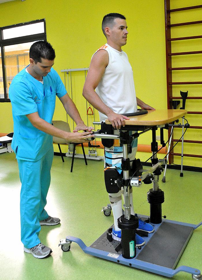 O venezuelano Mario Daniel Ramones Vera recebe tratamento depois de sofrer uma lesão raquimedular por acidente rodoviário.