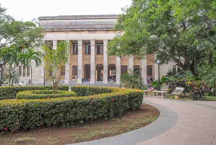 O conjunto deste campus é uma grande evocação do espírito clássico, mas fundamentalmente uma reinterpretação dos códigos da antiguidade. A ideia da sabedoria e o amor ao saber são constantemente evocados em prédios, esculturas, quadros, denominações e personalidades exaltadas. Este é o caso do professor cubano Felipe Poey Aloy, cujos restos são custodiados no prédio que leva seu nome e que hoje acolhe a Faculdade de Matemática e Computação, concluiu Felipe Torres.