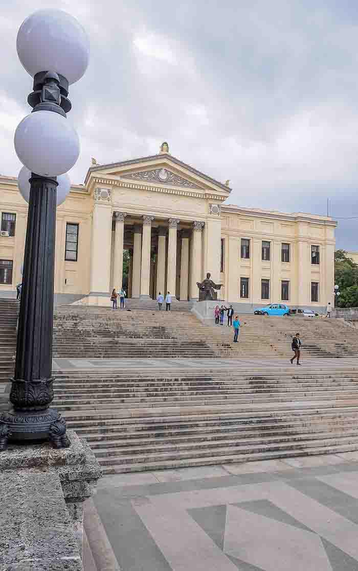 A doutora Felipe Torres explica que a Tríade da Universidade é a Alma Mater, a Escadaria e o prédio do Reitorado, mas embora seja difícil imaginá-los separadamente. A famosa escultura existiu antes que A Escadaria. Esta última foi feita com muita qualidade, em menos de três meses e com material trazido dos Estados Unidos. Em boa medida é um anfiteatro natural que comunica todas estas zonas de Havana. Também é um lugar com valores históricos que excede muito os valores universitários. Daqui parte a Marcha das Tochas, cada dia 27 de janeiro, em homenagem ao Herói Nacional José Martí.