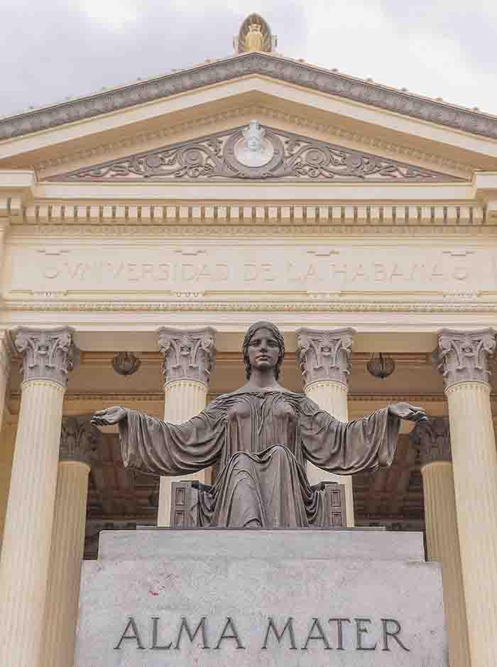 Esta escultura da Alma Mater é uma das mais famosas do mundo. A diferença da maioria das obras da Colina, que foram feitas por engenheiros e arquitetos cubanos, pertence a Mario Korbel, um tcheco nacionalizado estadunidense. Korbel utilizou dois modelos para fazer a figura: uma garota bem jovem para o rosto e uma mulher de uns 30 anos para o resto do corpo. Em boa medida a Alma Mater organiza espacialmente todo o campus universitário. Tem uma linha imaginária que a liga com a Aula Magna. Pode-se transitar sem nenhuma interferência entre a escultura e o lugar onde se senta o reitor. Este eixo permite atravessar o prédio do Reitorado, a Praça Ignacio Agramonte (outrora Praça Cadenas), a Biblioteca Central e entrar na Aula Magna, acrescenta Felipe Torres.