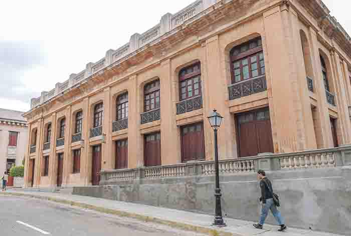 Este é outro dos lugares mais queridos por estudantes e professores: a Aula Magna. Terminou de construir em outubro de 1911 e é o primeiro prédio da Universidade. Sua fisionomia mudou muito pouco desde então. É um prédio cujo exterior é o bastante simples, contrário ao seu interior que é extremamente majestoso. O primeiro ato solene que teve lugar atrás destas paredes foi a inauguração do monumento sepulcral que guarda os restos mortais de Félix Varela. A Aula Magna é um local especial por sua história. Aqui foram recebidos muitos dos grandes líderes nacionais e internacionais e personalidades como o papa João Paulo II. É um lugar que Fidel Castro frequentava com muita sistematicidade. Nos últimos dois anos visitaram-na presidentes da França, Portugal e o primeiro-ministro do Canadá.

 