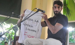 Juan Comingues mostra a camiseta dedicada a Fidel, durante o encontro no Icap.