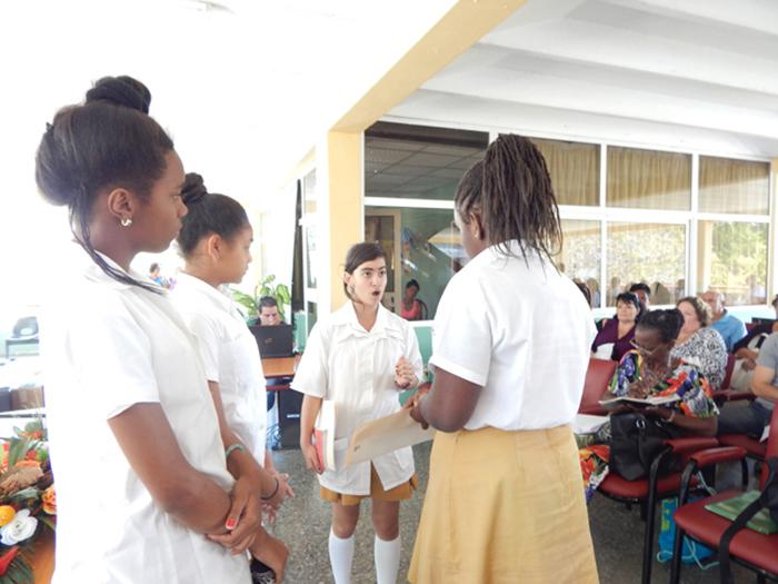 Meninas do círculo de interesse da saúde em uma atividade demonstrativa de prevenção de saúde sobre a higiene epidemiológica.