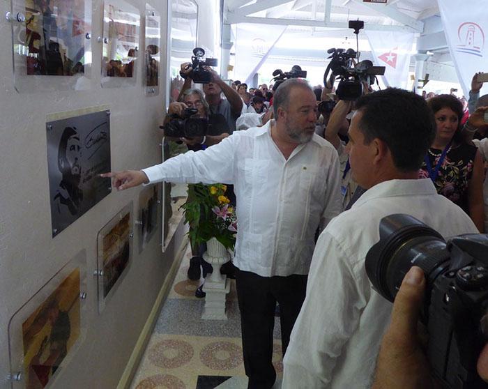 Instantes da inauguração da placa dedicada ao turismo como promotor de paz. Foi colocada no lobby do Hotel Playa Pesquero.