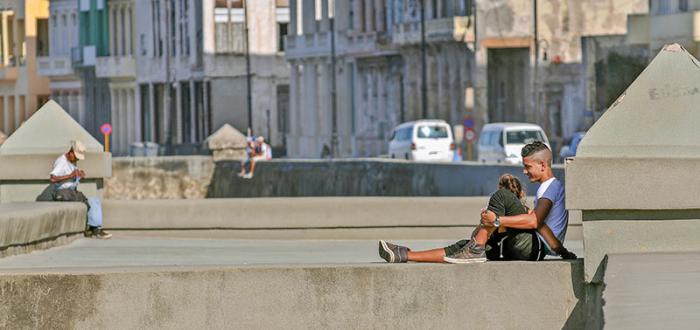 A avenida beira-mar (Malecón) constitui o maior sofá que jamais foi construído na cidade.