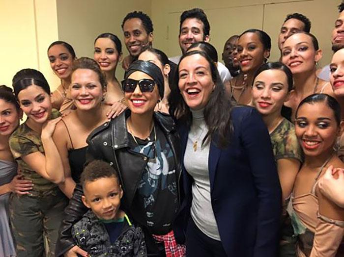 A cantora norte-americana Alicia Keys partilhou um instante com a companhia Lizt Alfonso, no New Victory Theater. Ao lado dela a diretora, dançarina, coreógrafa e professora Lizt Alfonso.