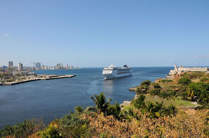 O cruzeiro MSC Opera é um dos que chega com passageiros ao porto de Havana.