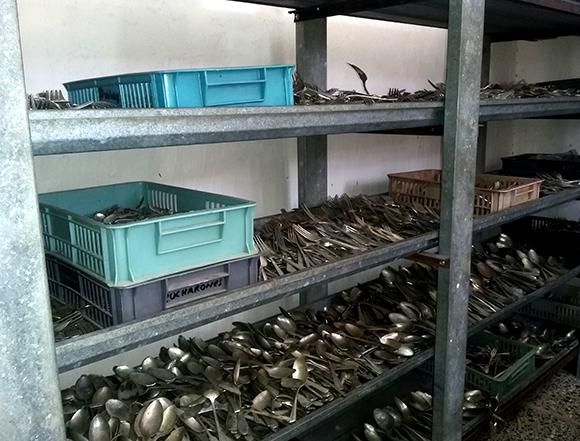 A matéria-prima é obtida, fundamentalmente, por pessoas que a conseguem pelo país todo.