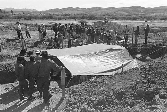 Busca dos restos mortais de Che Guevara e seus companheiros na Bolívia. Vista geral da escavação em Vallegrande.