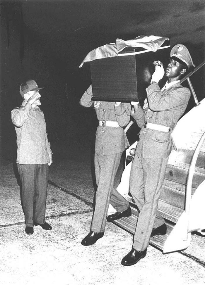 Chegada dos restos mortais de Ernesto Guevara de la Serna à Brigada da Guarda Playa Girón, em 12 de julho de 1997. O primeiro tributo em Cuba foi feito pelo Comandante da Revolução Ramiro Valdés.