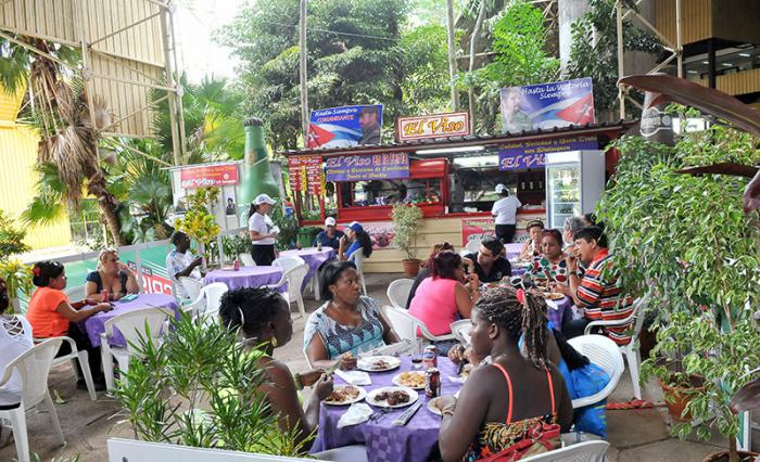 Opções gastronômicas no recinto de exposições Expocuba.