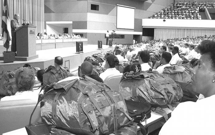 Fidel Castro fala, em 19 de setembro de 2005, com os 1.586 médicos fundadores do Contingente Henry Reeve, os quais levavam 36 toneladas de medicamentos e meios elementares de diagnósticos para atender às vítimas do furacão Katrina, se o governo dos EUA o tivesse permitido. Até agora foram conformadas 23 brigadas, que estiveram presentes em situações de emergência em mais de 20 nações, incluído duas vezes no Haiti e no Chile.