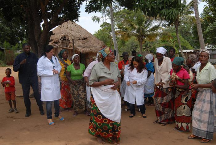 Médicos cubanos compartilham com seus pacientes na comunidade nomeada Fidel em Moçambique, África.