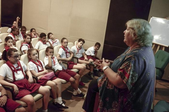 Aleida Guevara, filha do Che Guevara, compartilha com crianças da oficina.