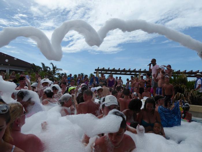Domingo de espuma em uma das piscinas do hotel.