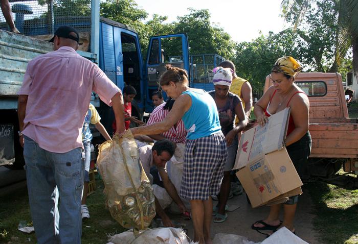 A população faz um trabalho voluntário para contribuir ao cuidado do meio ambiente.