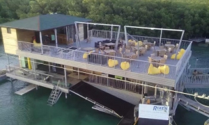 A instalação erguida acima de estacas no mar contará com serviço gastronômico e de fotografias e porá ao alcance dos visitantes uma prática particularmente de moda na Europa.