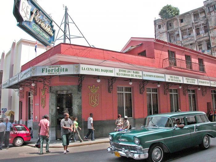 Na esquina das ruas Obispo e Monserrate, em Havana Velha, exatamente no bar mais famoso da Ilha, nasceu a coquetelaria cubana.