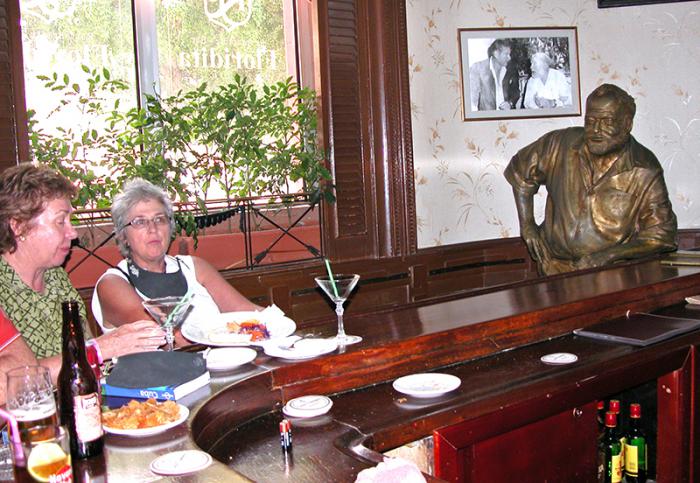 O bar-restaurante recebe mais de um quarto de milhão de clientes por ano. Dos norte-americanos que visitam Havana 80% chegam até ali. 