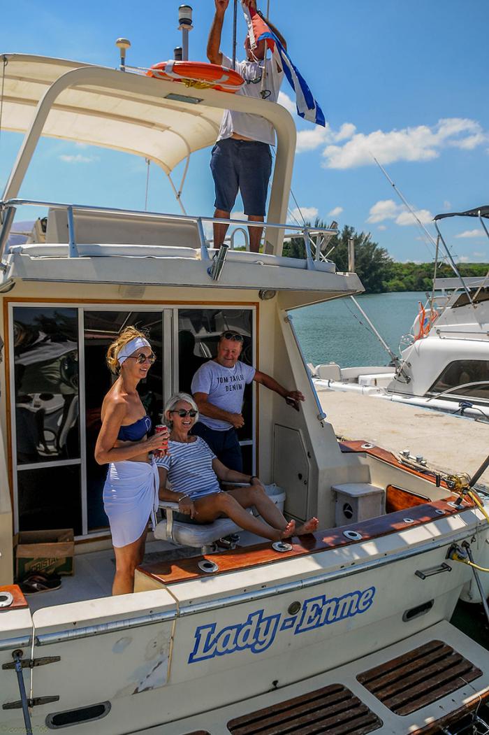Turistas italianos prontos para desfrutar do mar cálido de Cuba e realizar atividades de pesca e recreio em uma embarcação da Marlin Tarará.