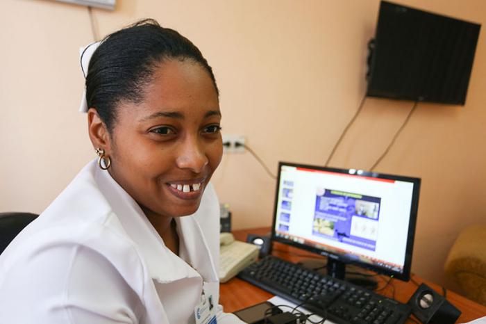 A licenciada em Enfermagem, Maydelis Gamboa Correa, realça o papel da enfermeira para apoiar os médicos e cuidar com zelo os pacientes.