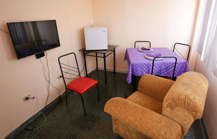 O CNCMA, além de atender os pacientes cubanos, tem uma sala para receber estrangeiros que desejem ser tratados em Cuba.