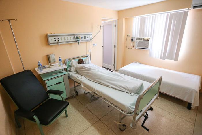 O CNCMA, além de atender os pacientes cubanos, tem uma sala para receber estrangeiros que desejem ser tratados em Cuba.