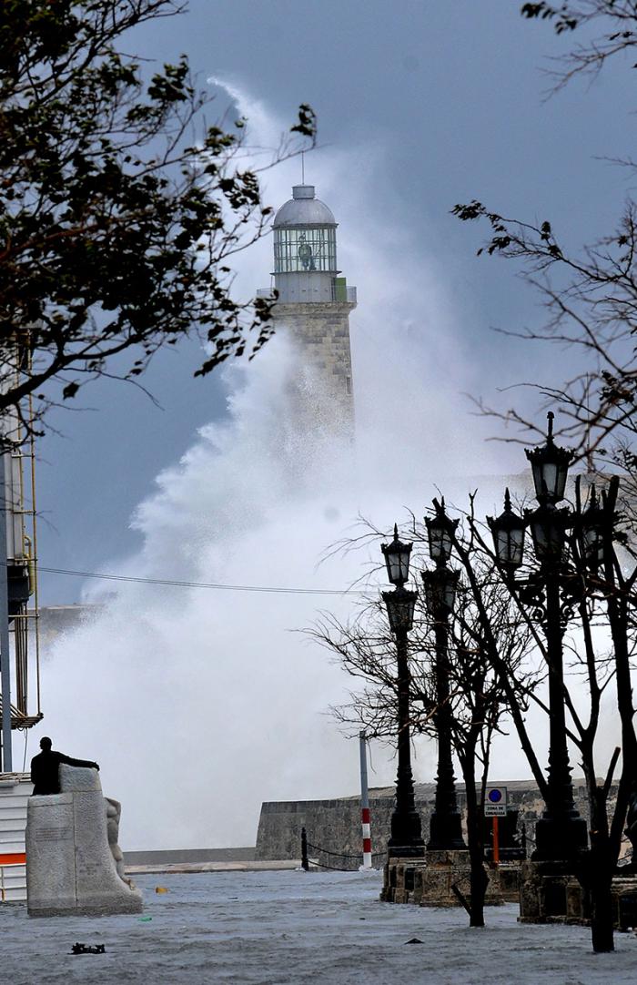 O muito conhecido Morro da capital cubana resistiu enormes ondas provocadas pdlo devastador fenômeno atmosférico.