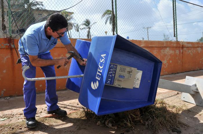 Paulatinamente se restabeleceram os serviços da telefonia pública.