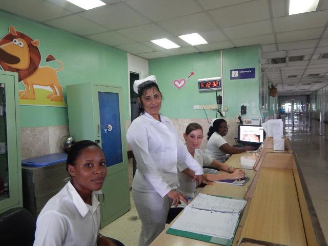 A enfermeira María Isabel Rodríguez Miranda (em pé) teve que enfrentar os embates do furacão Irma, mantendo-se em seu posto de trabalho no hospital do Centro de cardiologia infantil William Soler.