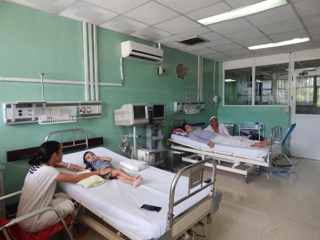 As mães Lázara Hernández Arias e Nayari Corrales Medina acompanhando seus filhos Leovany e César, respectivamente no hospital cardiológico pediátrico William Soler, de Havana.