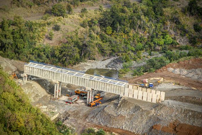 Pontes-túneis, engenhosa e prática solução aplicada com sucesso.
