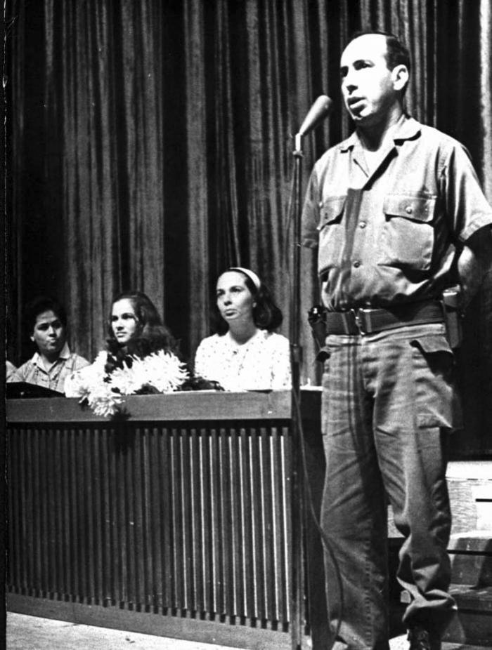 José Ramón Machado Ventura, então ministro da Saúde, na formação de Bolsitas Camponesas, em 30 de novembro de 1963.