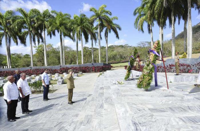 Foi uma manhã bela nas montanhas, que não pôde ter melhor final que o minuto de silêncio e as flores que Raúl levou para seus irmãos caídos do Segundo Front.