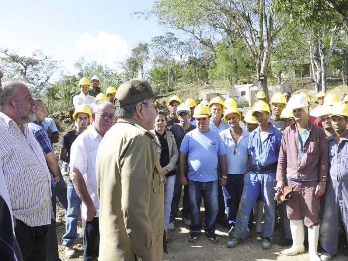 Raúl esteve na partilhando com mais de 70 construtores de Holguín que trabalham no hotel.